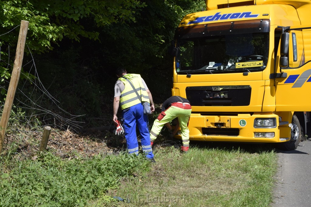 LKW in Boeschung A 3 Rich Frankfurt Hoehe Roesrath Lohmar P206.JPG - Miklos Laubert